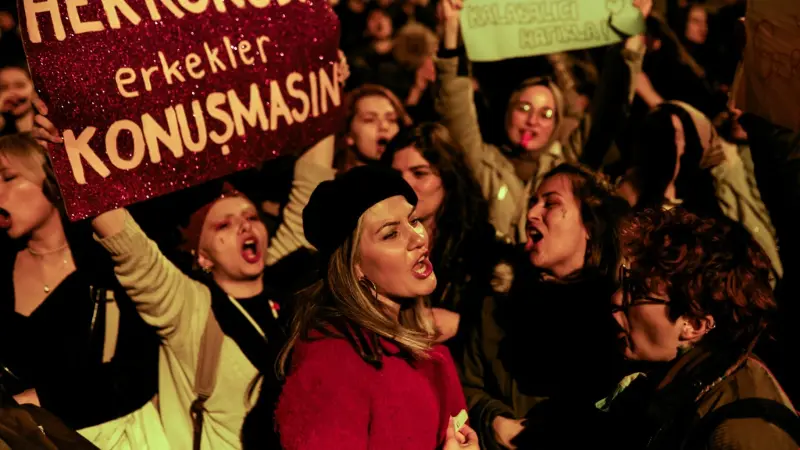 فيديو - الشرطة التركية تُفرّق احتجاجات النساء بمسحوق الفلفل