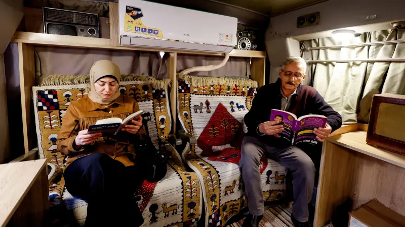 صور - مكتبة متنقلة تجوب شوارع الموصل العراقية