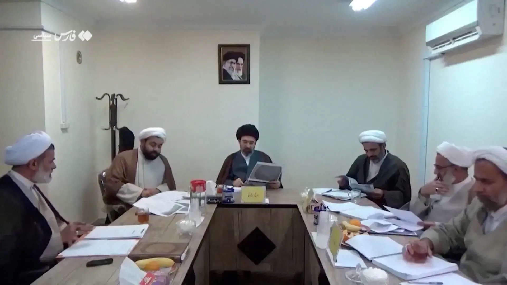 تساؤلات حول صحة خامنئي ودوره في قيادة إيران (رويترز) تساؤلات حول صحة خامنئي ودوره في قيادة إيران (رويترز)