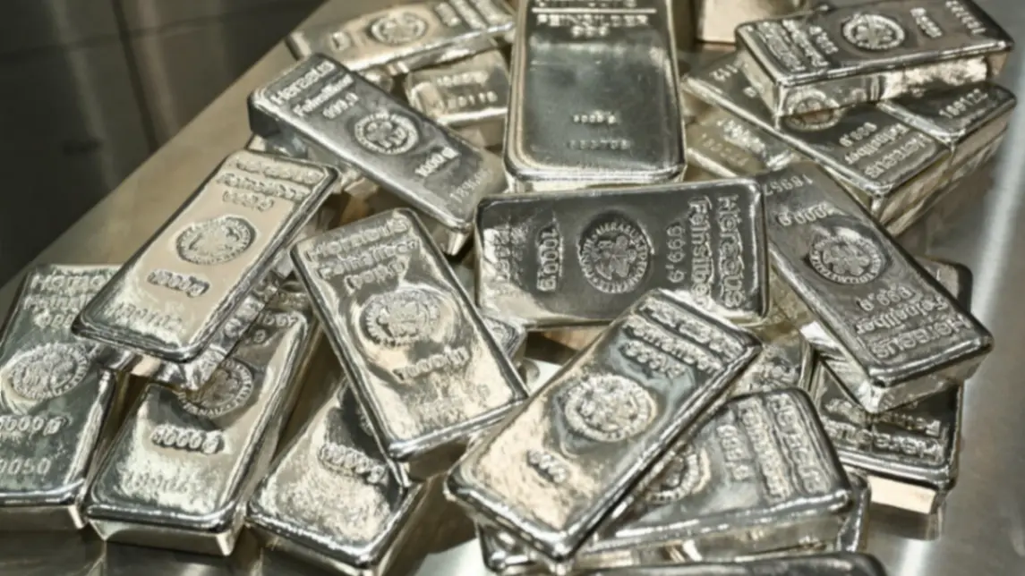 سعر الفضة اليوم في مصر والسعودية تتحرك مع أداء الأونصة العالمية (رويترز) سعر الفضة اليوم في مصر والسعودية تتحرك مع أداء الأونصة العالمية (رويترز)