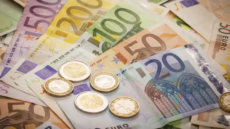 بولندا تتراجع عن تبني اليورو عقب أداء اقتصادي قوي.. ما القصة؟