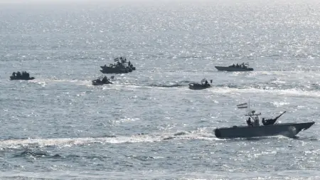 related_news_inside_blogsفيديو - هذا ما تفعله أسراب الزوارق الإيرانية في مضيق هرمز