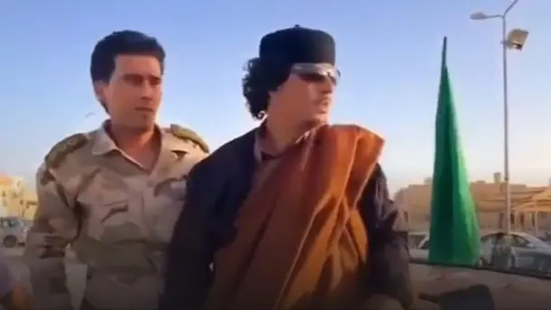 فيديو - تجوّل في شوارع سرت.. شبيه القذافي يُشعل مواقع التواصل الاجتماعي