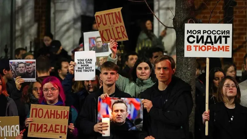 على خلفية وفاة نافالني.. اعتقالات بالجملة في روسيا