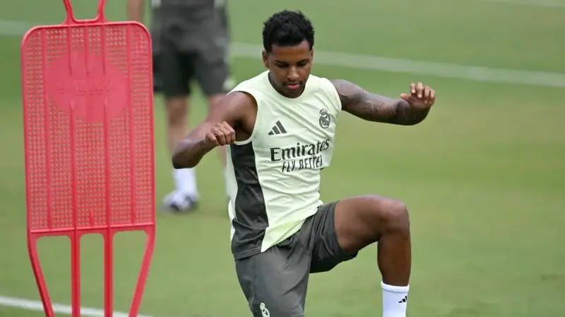 مستقبل رودريغو يثير الجدل.. باريس سان جيرمان آخر المهتمين بخدماته