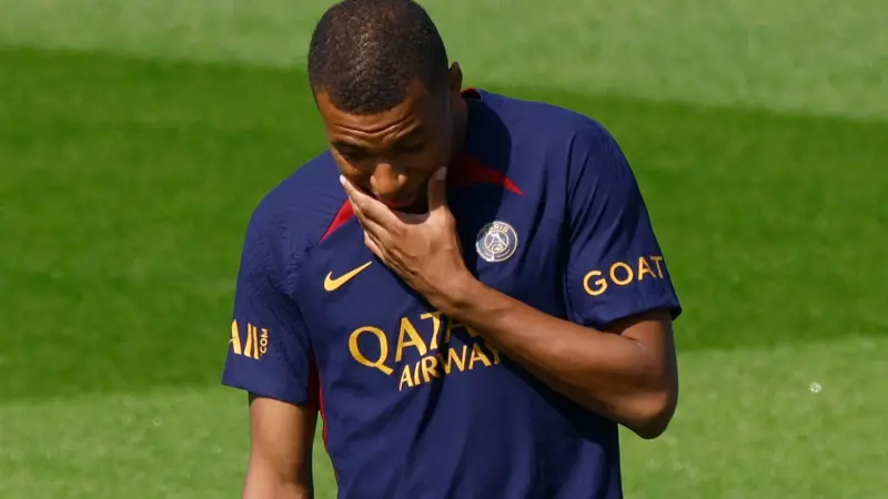 باريس سان جيرمان يوقف بيع قمصان مبابي ويزيل صوره