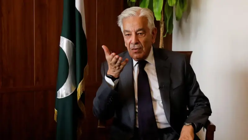 وزير الدفاع الباكستاني يحذّر من حرب مفتوحة مع أفغانستان