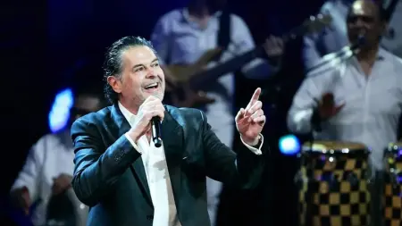 فيديو - "آخر عواميد الجيل الأصيل".. راغب علامة يستعيد ذكرياته مع هاني شاكر