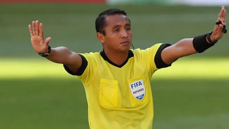 حكم مباراة العراق وبوليفيا اليوم.. من هو إيفان بارتون؟