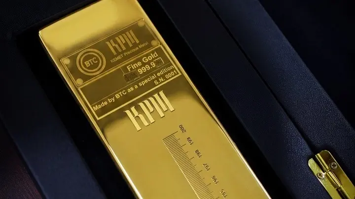"KPM" تسجل أطول سبيكة ذهب في العالم بطول 2.12 متر (إكس) "KPM" تسجل أطول سبيكة ذهب في العالم بطول 2.12 متر (إكس)