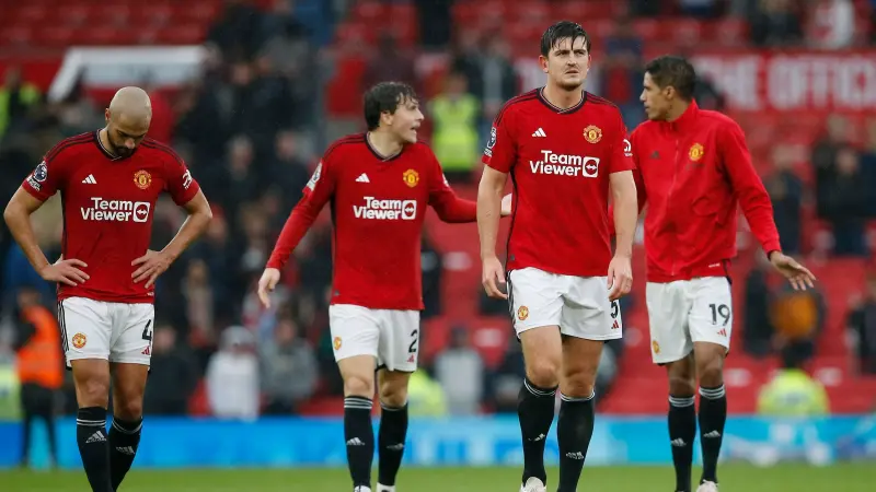 فيديو - النتائج ليست السبب الوحيد.. جماهير مانشستر يونايتد تُهاجم الـ"غليزرز"