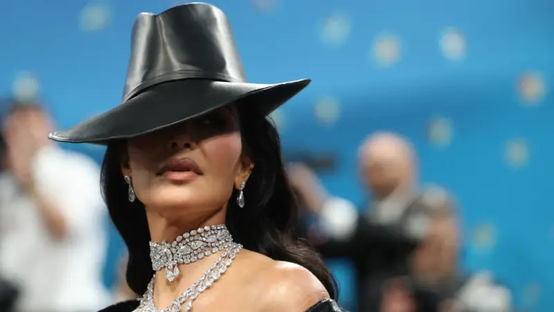 في باريس.. كيم كارداشيان تدلي بشهادتها بشأن سرقة مجوهراتها في العام 2016