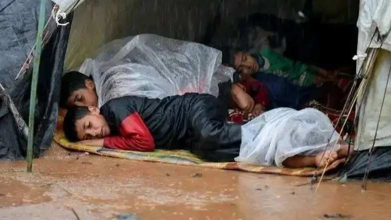 فيديو- مأساة.. غرق خيام النازحين في غزة بسبب الأمطار الغزيرة