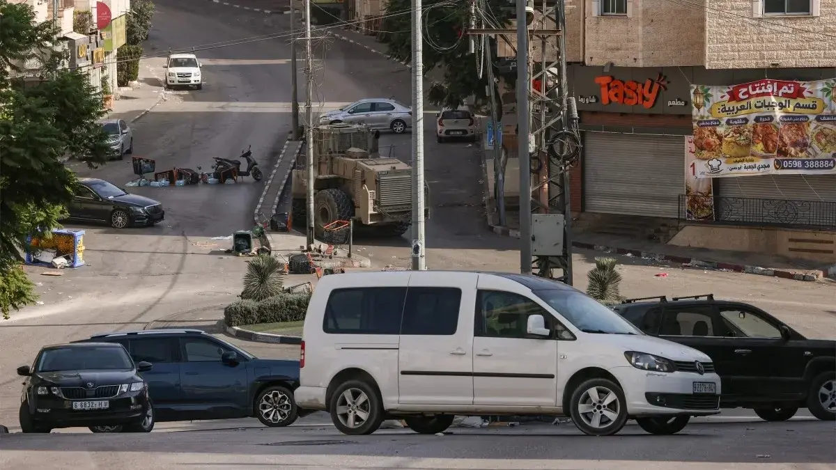 آلاف الفلسطينيين نزحوا من الخليل (أ ف ب) آلاف الفلسطينيين نزحوا من الخليل (أ ف ب)