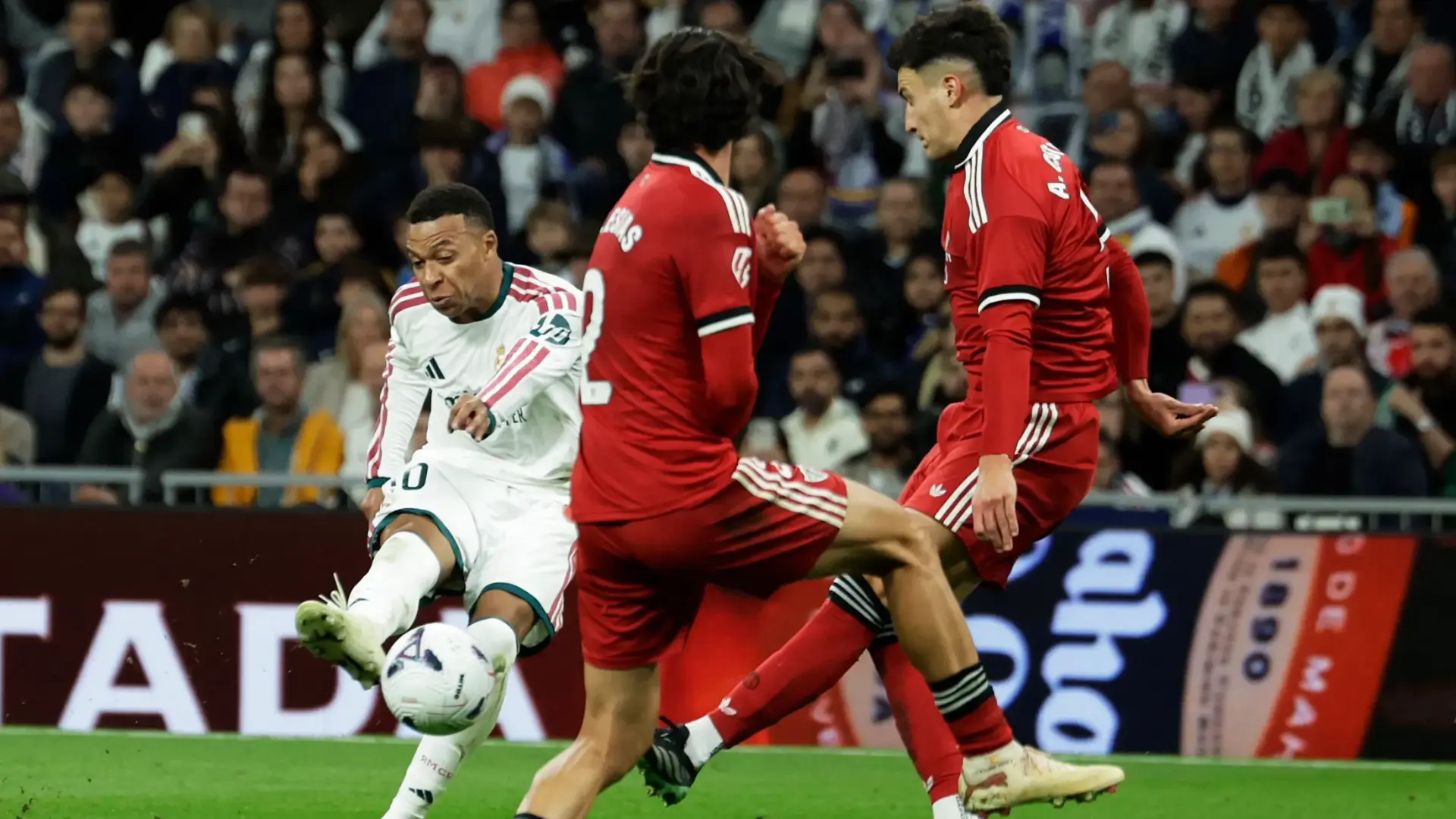 مباراة ريال مدريد وإشبيلية في الدوري الإسباني (رويترز) مباراة ريال مدريد وإشبيلية في الدوري الإسباني (رويترز)
