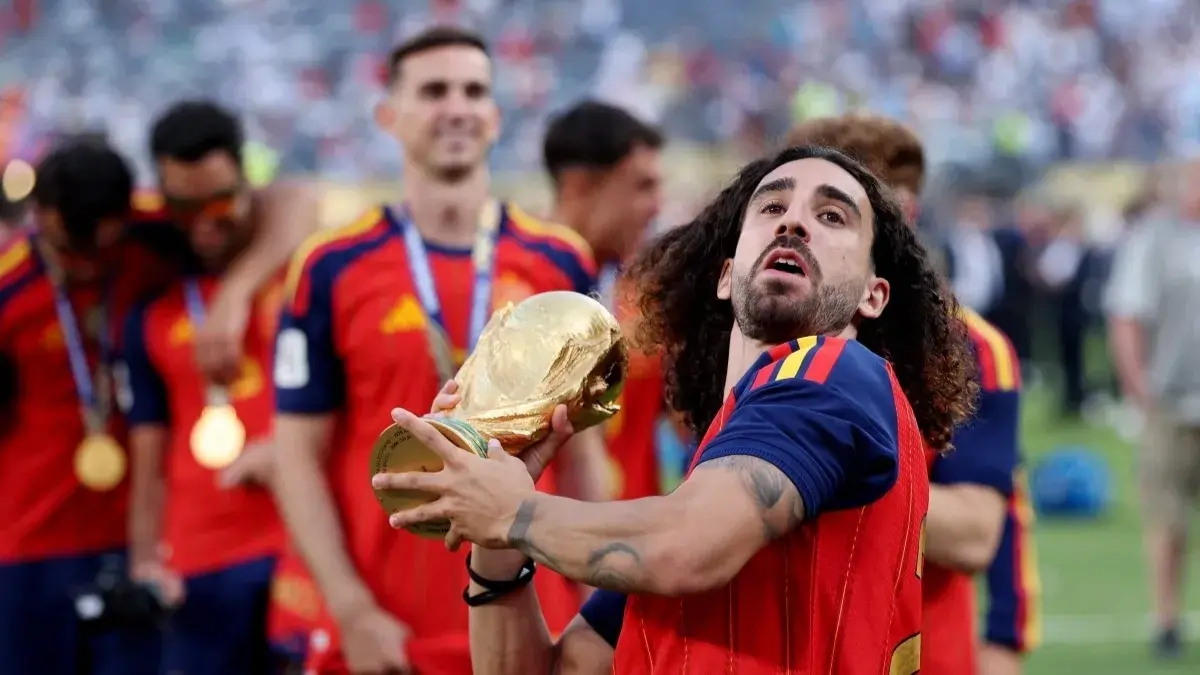 تداول نشطاء منصات التواصل مقطع فيديو للاعب إسباني وهو يحمل كأس العالم داخل كيس بلاستيك تداول نشطاء منصات التواصل مقطع فيديو للاعب إسباني وهو يحمل كأس العالم داخل كيس بلاستيك