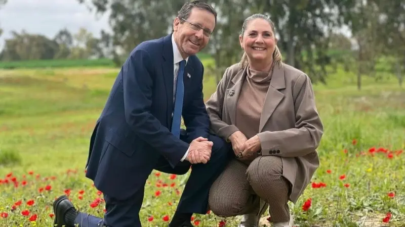 والدته أعلنت فقدان الاتصال به.. من هو ابن الرئيس الإسرائيلي في غزة؟