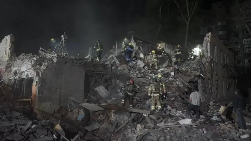 فيديو - عشرات القتلى والجرحى والمفقودين بقصف صاروخي روسي على كييف