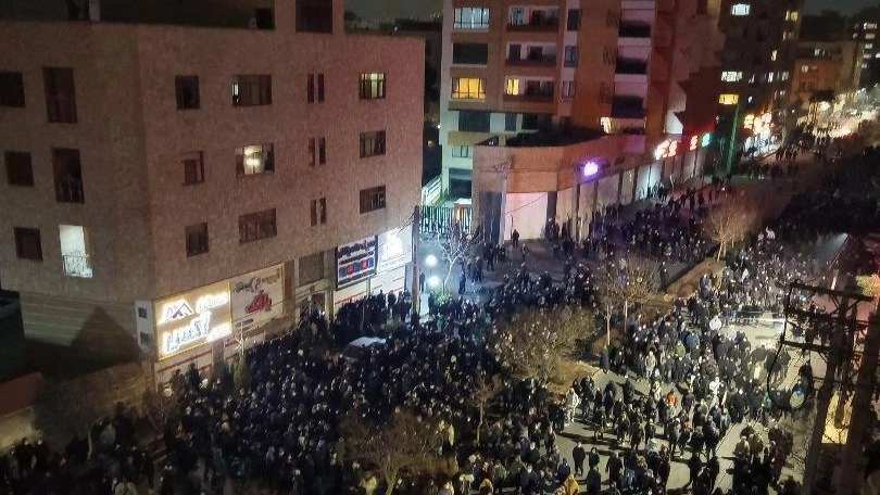 تقرير: احتجاجات إيران مختلفة هذه المرة.. هل يسقط النظام؟ 