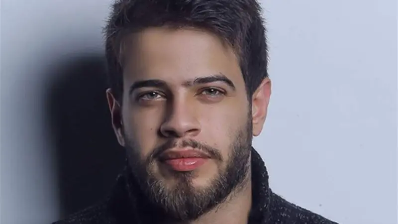 أدهم نابلسي في أول ظهور بعد الاعتزال.. يؤم المصلين في دمشق