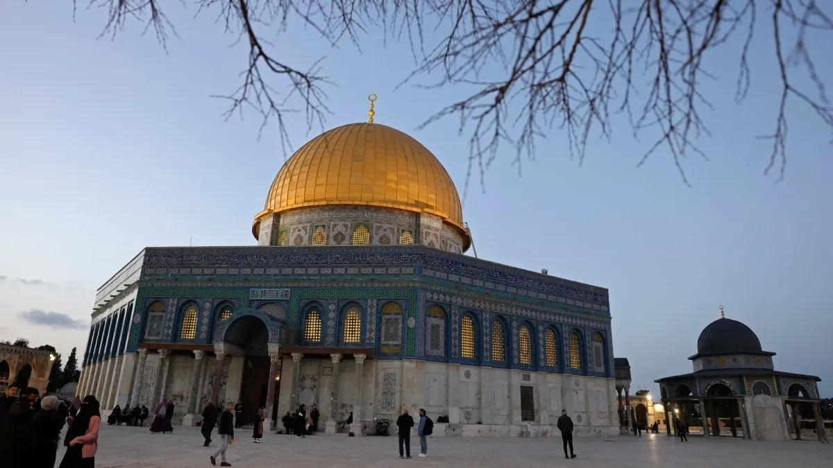 آلاف الفلسطينيين في الضفة يعبرون إلى القدس لأداء صلاة الجمعة 