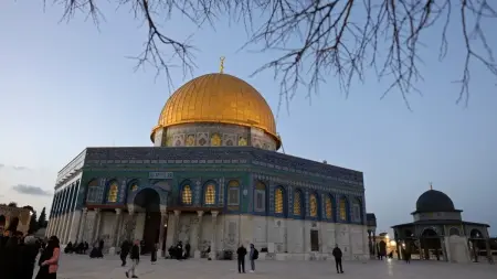 related_news_inside_blogsآلاف الفلسطينيين في الضفة يعبرون إلى القدس لأداء صلاة الجمعة