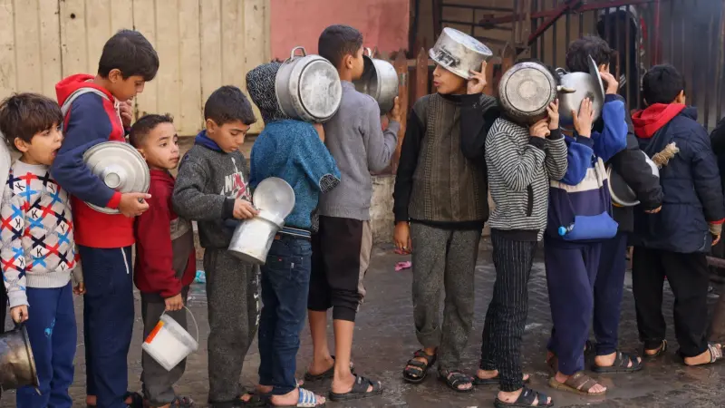 فيديو - للمرة الأولى.. أطفال يعانون أمراضا مستعصية يغادرون غزة