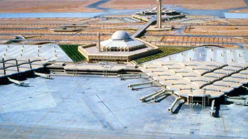 بعد تعليق وتأجيل 200 رحلة.. مطار الملك خالد الدولي يستأنف عمله بانسيابية