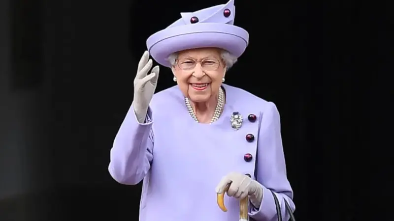 أسرار من داخل القصر.. سيرة تكشف حياة إليزابيث الثانية