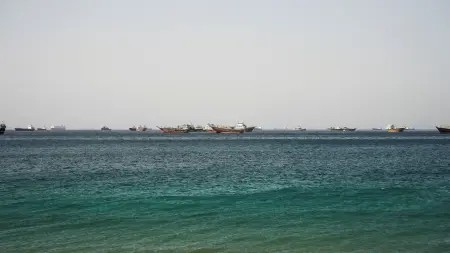 أخبار حرب إيران مباشر.. ترامب ينشر صورة تظهر سفنا حربية بمضيق هرمز وعبارة "الهدوء ما قبل العاصفة"