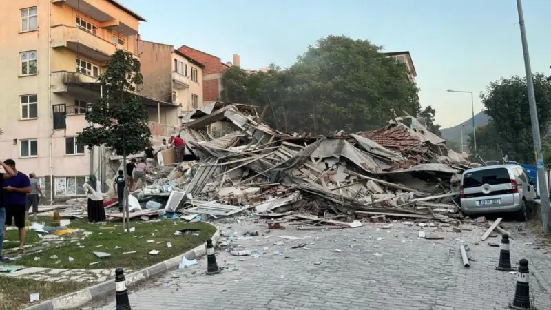 فيديو - تشقق وانهيار طرقات بسبب زلزال ضرب غرب تركيا