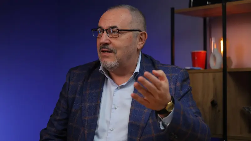 أحد أبرز معارضي بوتين يعلن فراره من روسيا