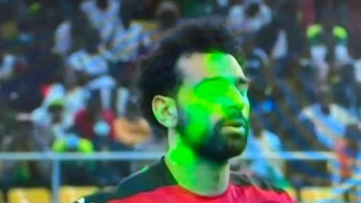 السنغال تبحث عن مشجع الليزر قبل المواجهة المرتقبة مع مصر.. ما السبب؟ 