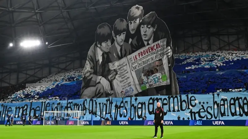 لماذا احتفى جماهير مارسيليا بـ"تيفو البيتلز" أمام ليفربول؟
