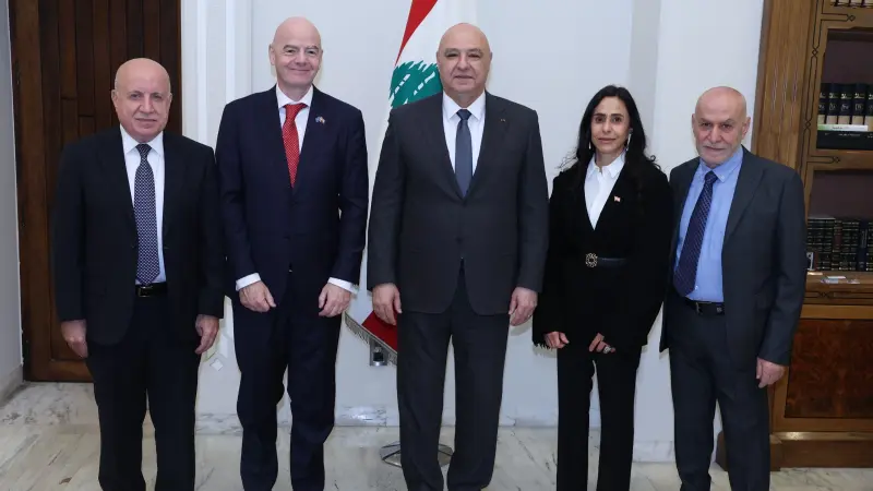 عون يمنح رئيس الفيفا الجنسية اللبنانية