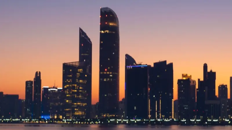 أبوظبي: إصابتان نتيجة سقوط شظايا بعد اعتراض الدفاعات الجوية