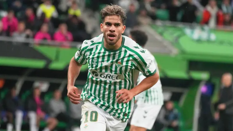 ريال بيتيس يفاوض المغرب لتأخير انضمام الزلزولي لمعسكر أسود الأطلس