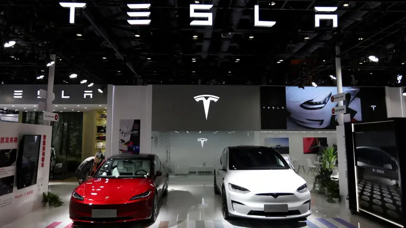 "تيسلا" مُضطرة لتحديث 1.8 مليون سيارة.. ما السبب؟