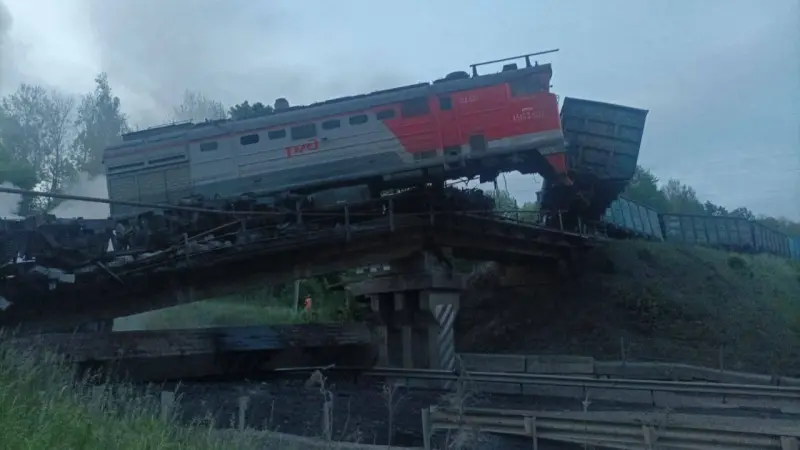 فيديو وصور - روسيا.. 7 قتلى في انهيار جسر فوق القطار