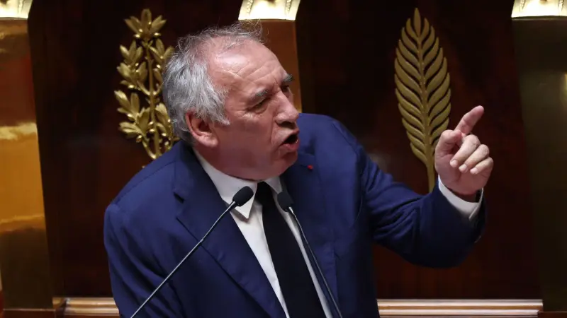 رئيس وزراء فرنسا ينجو من أحدث تصويت بالبرلمان لحجب الثقة