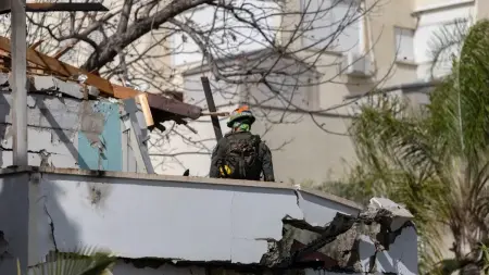 related_news_inside_blogsفيديو - إصابات بشظايا صاروخ عنقودي على تل أبيب