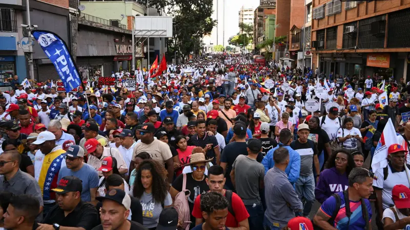 آلاف الفنزويليين يتظاهرون في كراكاس للمطالبة بإطلاق سراح مادورو