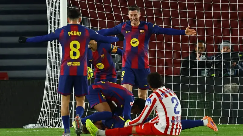 معلق مباراة برشلونة وريال بيتيس.. اسم مخضرم يرافق القمة