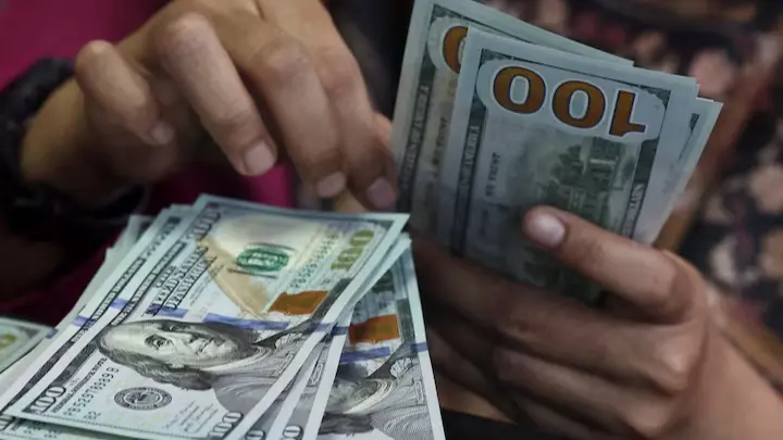 سعر الدولار الأميركي في سوريا اليوم نحو 132.50 ليرة سورية جديدة (رويترز) سعر الدولار الأميركي في سوريا اليوم نحو 132.50 ليرة سورية جديدة (رويترز)
