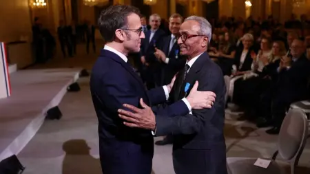 related_news_inside_blogsبائع الصحف الأخير في باريس ينال وساما وطنيا.. من هو علي أكبر؟