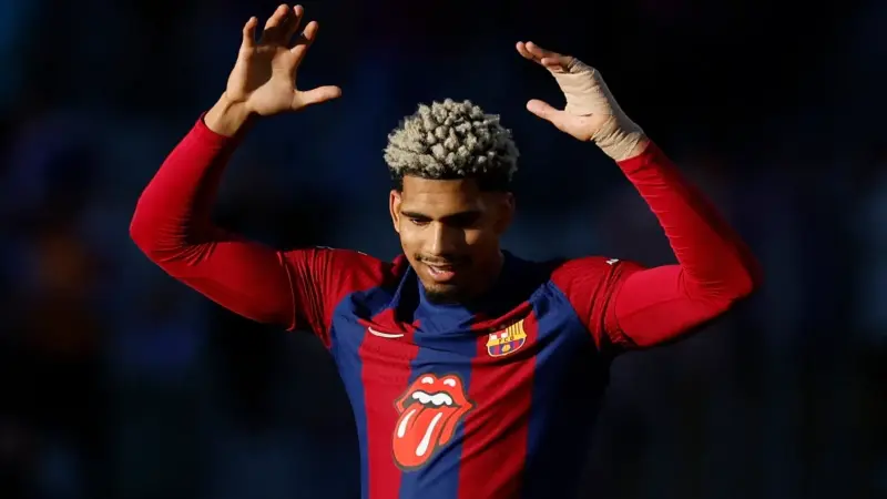 صورة - ما سر العلامة الموجودة على قميص برشلونة في الكلاسيكو؟