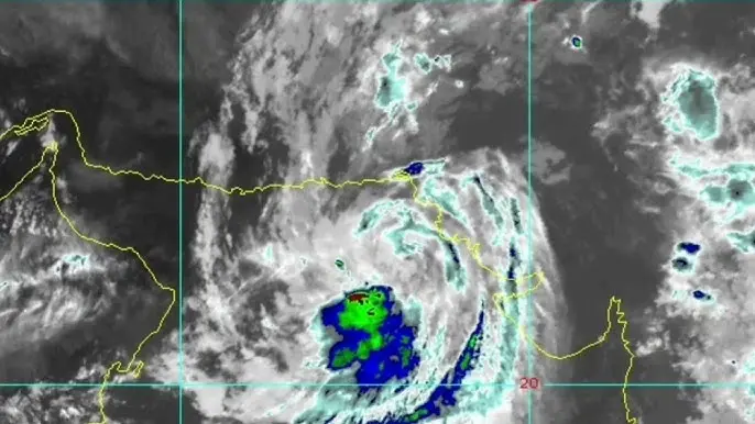 بيان إماراتي يكشف آخر مستجدات العاصفة المدارية "أسنا"