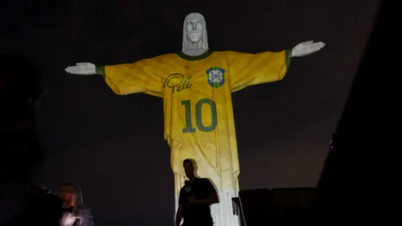صور - عالم كرة القدم يُحيي ذكرى بيليه بعد مرور عام على وفاته