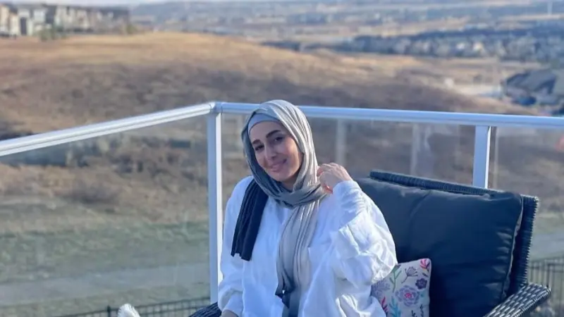 ظهور حلا شيحة بالحجاب في كندا يلفت الأنظار