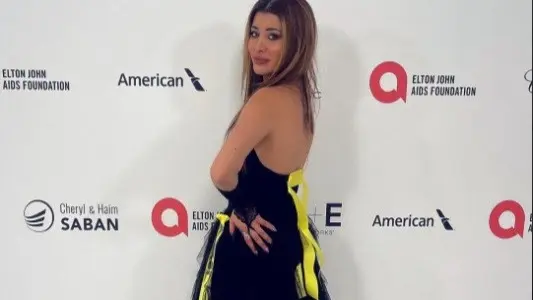 شاهد.. ملكة جمال العراق تُثير الجدل بفستان يحمل أسماء أسيرات لدى "حماس"